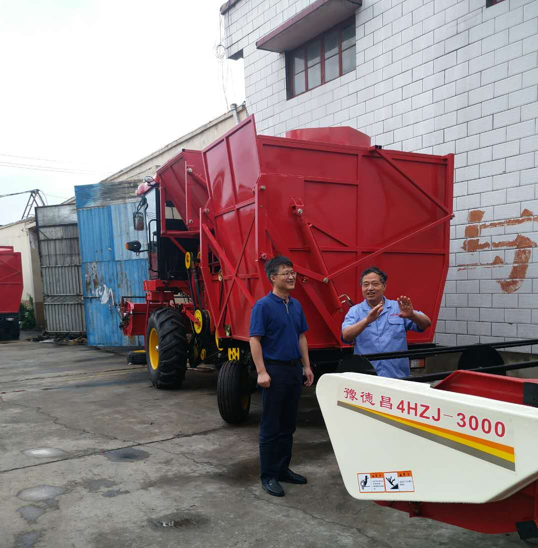 張新總經(jīng)理(左)走訪花生收獲機械企業(yè)