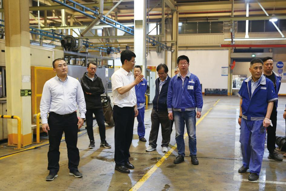 圖為公司領導一行檢查多缸機廠生產現(xiàn)場_副本.jpg