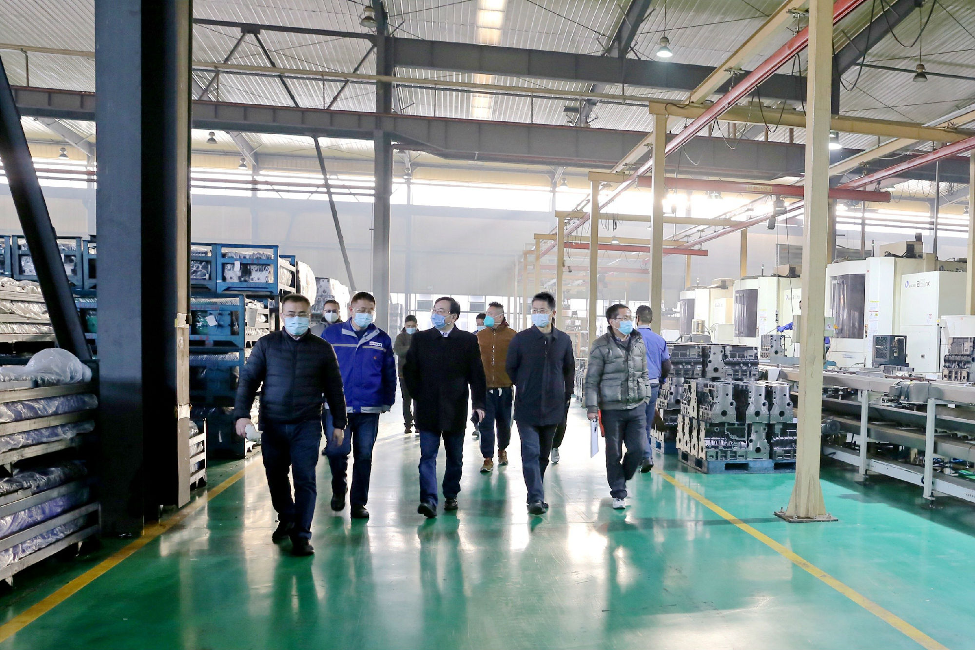 圖為公司領(lǐng)導(dǎo)一行檢查機(jī)加工廠生產(chǎn)現(xiàn)場_副本.jpg