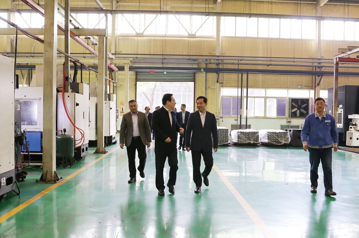 圖為市投資集團總裁李德森(右二)一行視察機加工廠試制車間_副本.jpg