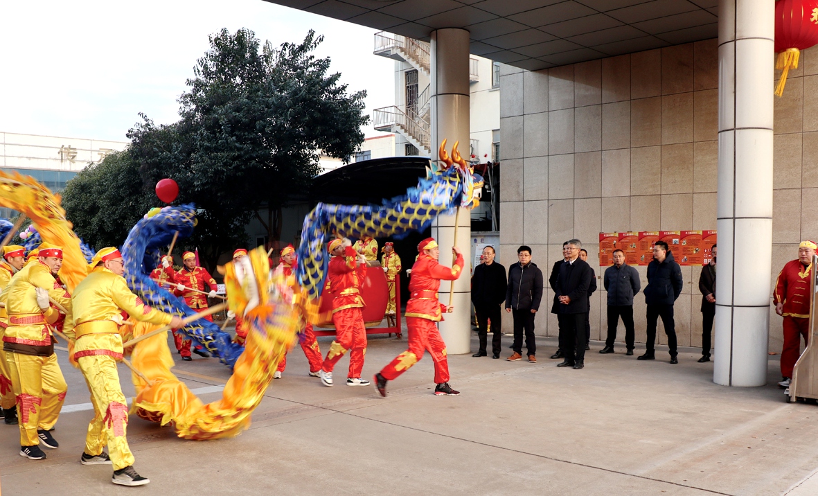圖為龍年春節(jié)后首個(gè)工作日公司領(lǐng)導(dǎo)在大門(mén)口迎接員工_副本.jpg