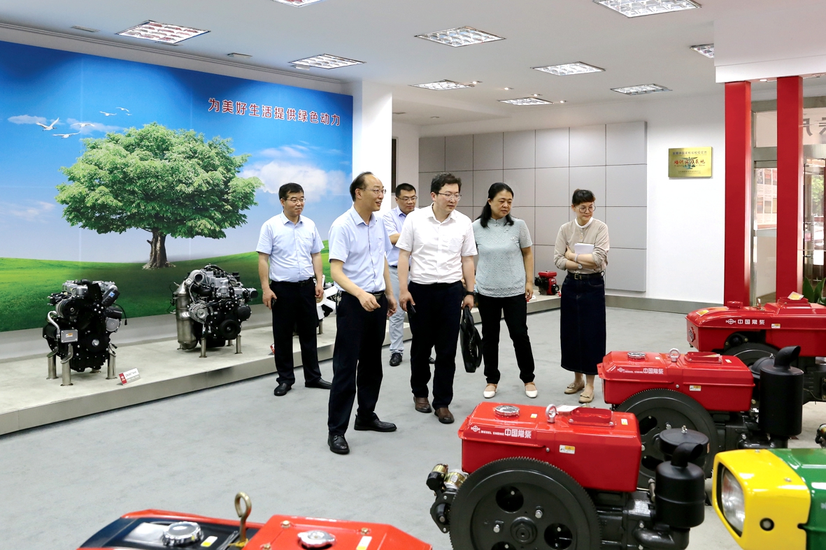 圖為常州投資集團紀委書記張?zhí)K雋(右三)一行參觀公司產(chǎn)品展示廳_副本.jp