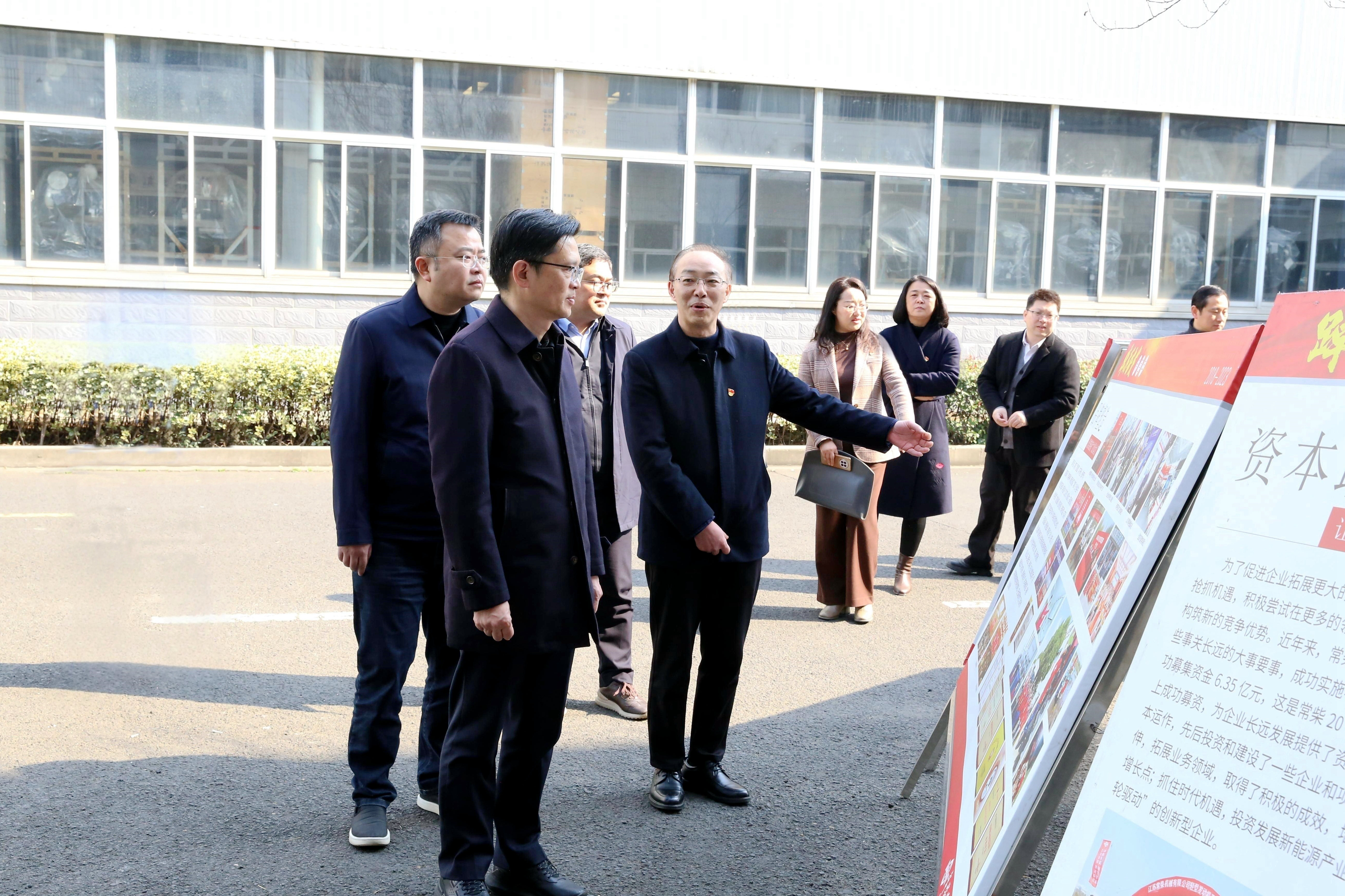 圖為市委組織部常務(wù)副部長楊琪(左二)一行觀看公司宣傳展板_副本.jpg